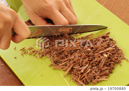 おうちでケーキ作り　ガトーショコラ　板チョコレートを包丁で刻むシーン　刻みチョコレート 19700880