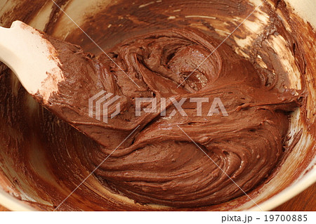 おうちでケーキ作り ガトーショコラ ヘラで大きく混ぜチョコレート生地を完成させるの写真素材 19700885 Pixta