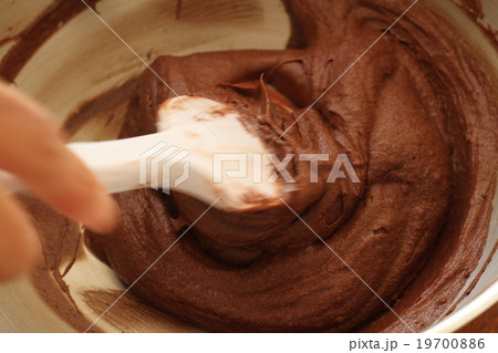 おうちでケーキ作り　ガトーショコラ　ヘラで大きく混ぜチョコレート生地を完成させる 19700886