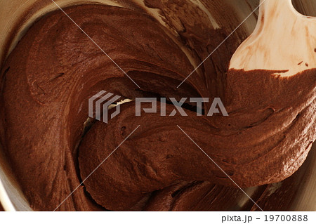 おうちでケーキ作り　ガトーショコラ　ヘラで大きく混ぜチョコレート生地を完成させる 19700888