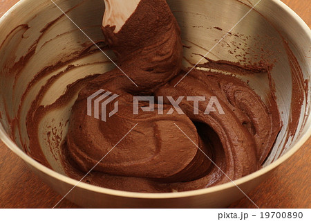 おうちでケーキ作り ガトーショコラ ヘラで大きく混ぜチョコレート生地を完成させる おうちでケーキ作り ガトーショコラ ヘラで大きく混ぜチョコレート生地を完成させる 19700890