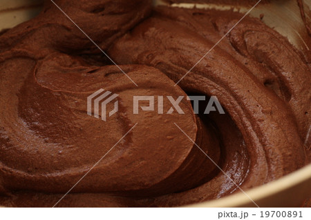 おうちでケーキ作り　ガトーショコラ　ヘラで大きく混ぜチョコレート生地を完成させる 19700891