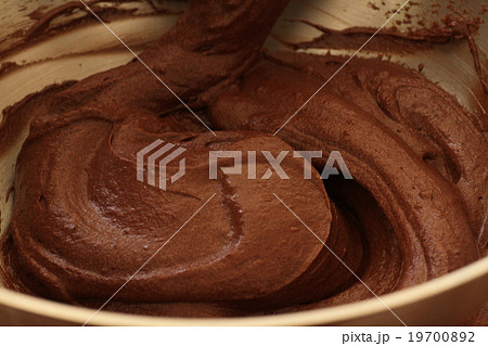 おうちでケーキ作り　ガトーショコラ　ヘラで大きく混ぜチョコレート生地を完成させる 19700892