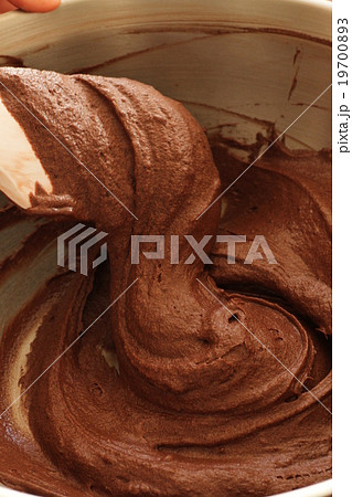 おうちでケーキ作り ガトーショコラ ヘラで大きく混ぜチョコレート生地を完成させるの写真素材