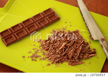 おうちでケーキ作り　ガトーショコラ　板チョコレートを包丁で刻むシーン　刻みチョコレート 19700957
