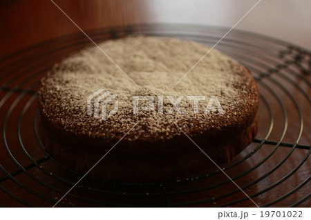 おうちでケーキ作り ガトーショコラ 生地に粉糖をふり仕上げる おうちでケーキ作り ガトーショコラ 生地に粉糖をふり仕上げる 19701022