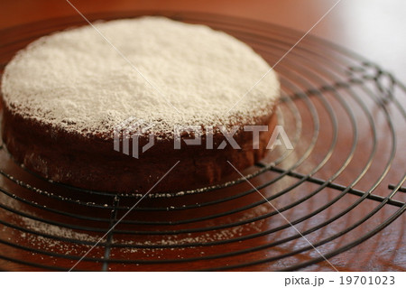 おうちでケーキ作り　ガトーショコラ　生地に粉糖をふり仕上げる 19701023