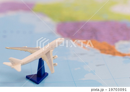 飛行機での旅 19703091