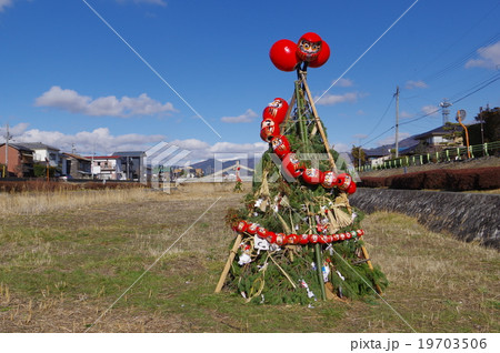 信州　松本地方　河川敷にならぶどんと焼きのやぐら横　小正月の行事　三九郎　民間伝承行事 19703506