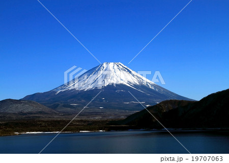本栖湖と富士山 19707063