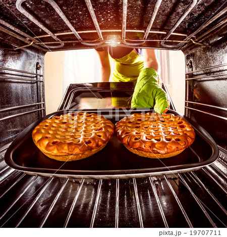 Cooking in the oven at home. 19707711