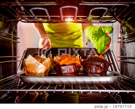 Baking muffins in the oven Baking muffins in the oven 19707719