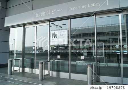 羽田空港出発ロビー入口 19708898