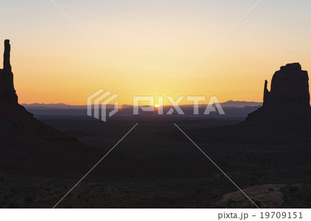モニュメントバレー　朝日 19709151