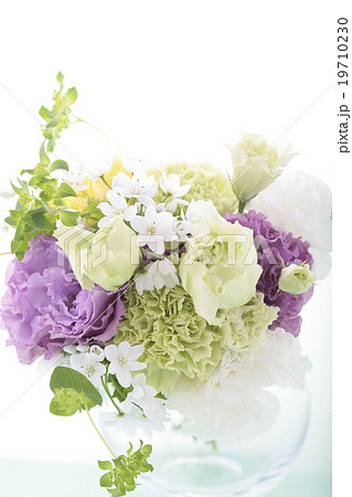 爽やかで美しい花束パープルのトルコキキョウとグリーンのカーネーションの写真素材