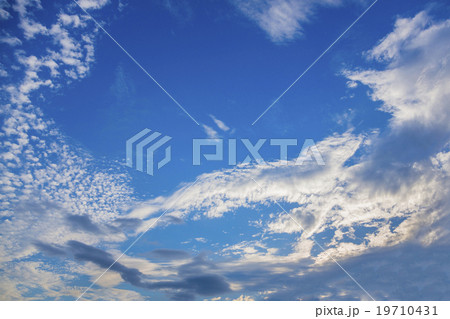 うろこ雲 うろこぐも 巻積雲 鯖雲 さばぐも さば雲 いわしぐも いわし雲 鰯雲 雲 空 晴れ 青空の写真素材