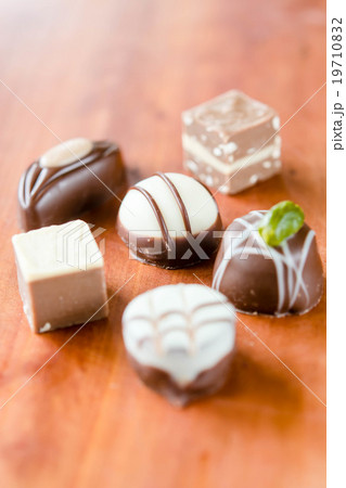 さまざまな形の小さいチョコレート 19710832
