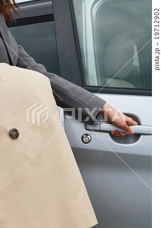 営業 運転免許 仕事 スーツ 車 (女性 軽自動車 運転手 ビジネスウーマン ドア 開閉) 営業 運転免許 仕事 スーツ 車 (女性 軽自動車 運転手 ビジネスウーマン ドア 開閉) 19712902