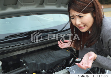 仕事 スーツ 車 エンジントラブル (女性 軽自動車 運転手 ビジネスウーマン 営業 運転免許) 仕事 スーツ 車 エンジントラブル (女性 軽自動車 運転手 ビジネスウーマン 営業 運転免許) 19713009