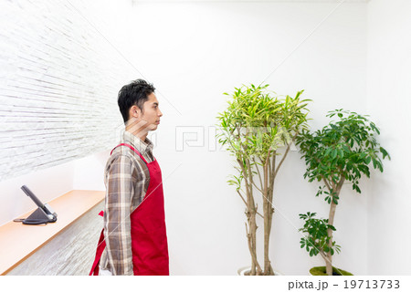 飲食店オフィスの入り口に立つ男性スタッフ 飲食店オフィスの入り口に立つ男性スタッフ 19713733