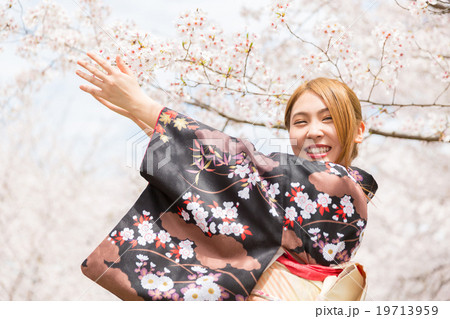 着物を着た女性と桜 19713959