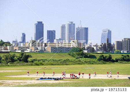 庄内川堤防、洗堰緑地の少年野球チームと名古屋駅中心部 19715133