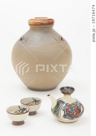 泡盛の甕と酒器 泡盛の甕と酒器 19716474