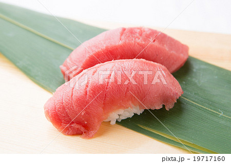 お寿司屋さんのまぐろのにぎり寿し お寿司屋さんのまぐろのにぎり寿し 19717160