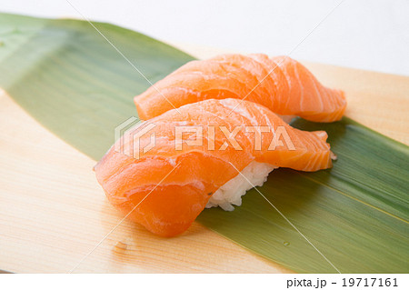 お寿司屋さんのサーモンのにぎり寿し お寿司屋さんのサーモンのにぎり寿し 19717161