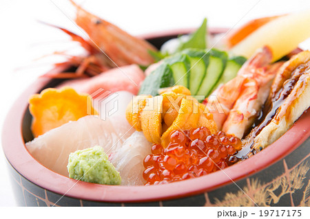 お寿司屋さんの海鮮ちらし寿し お寿司屋さんの海鮮ちらし寿し 19717175