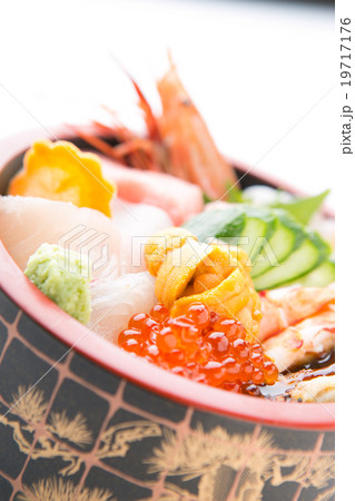 お寿司屋さんの海鮮ちらし寿し 19717176