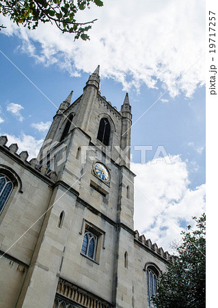 イギリス郊外の石造りの教会の写真素材 19717257 Pixta