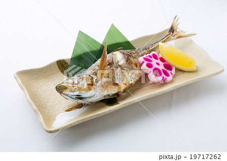 お寿司屋さんのあじの塩焼き 19717262