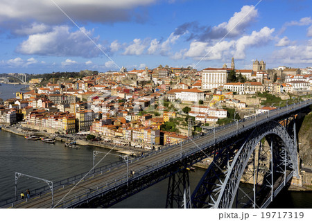 ポルト歴史地区とドン ルイス1世橋の写真素材