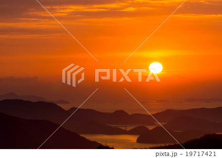 島々からの昇る朝日の風景 19717421