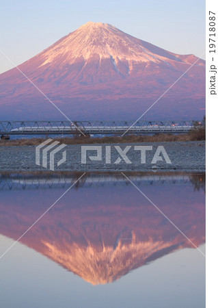 新幹線と富士山 19718087