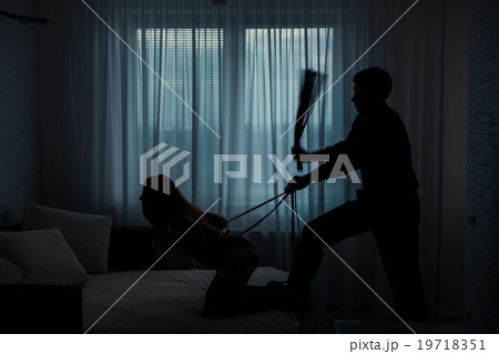 Man beats a woman. 19718351