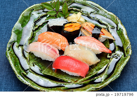 地魚風、お寿司（スシ）。マグロ赤身、平目昆布締め、ズワイガニ、アナゴ、黒ムツ、サーモン、軍艦巻 19719796