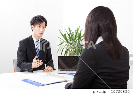 対面で話し合うビジネス男女 19720336