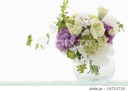 爽やかで美しい花束パープルのトルコキキョウとグリーンのカーネーションの写真素材