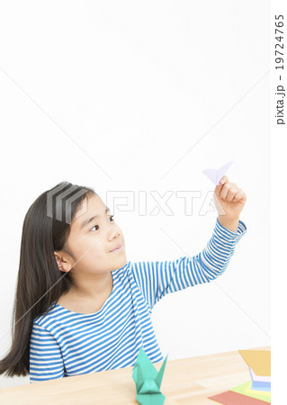 折り紙をする女の子　折り紙　女の子　小学生 19724765