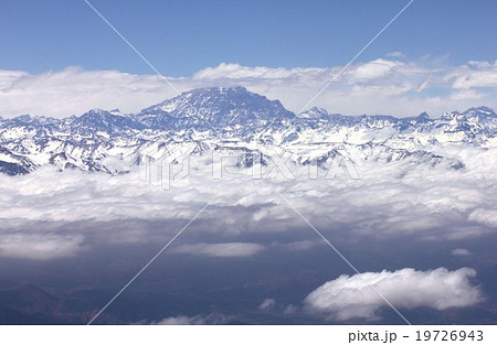 雲海に浮かぶ南米最高峰アコンカグアをアンデス山脈上空から見るの写真素材