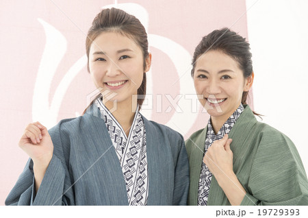 温泉浴衣を着た女性たち 温泉浴衣を着た女性たち 19729393