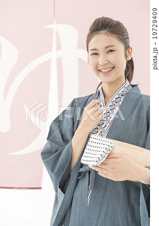 温泉浴衣を着た若い女性 19729409