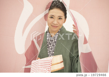 温泉浴衣を着た女性 19729466