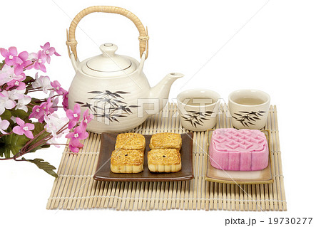Moon cake two size with tea Moon cake two size with tea 19730277