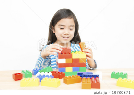 ブロックで遊ぶ女の子 ブロック遊び 女の子 小学生 幼児の写真素材