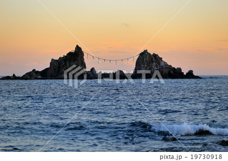真鶴半島の三ツ石海岸より三ツ石を臨む(夕景) 19730918