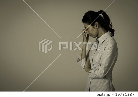 悩む女性 悩む女性 19731337