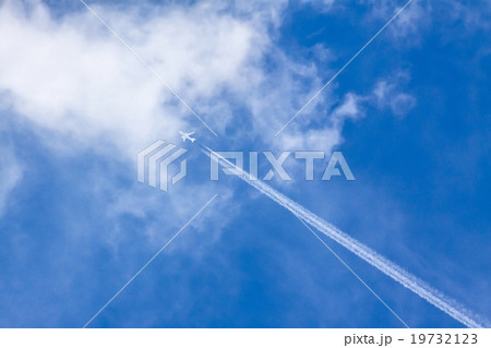飛行機と飛行機雲 飛行機と飛行機雲 19732123